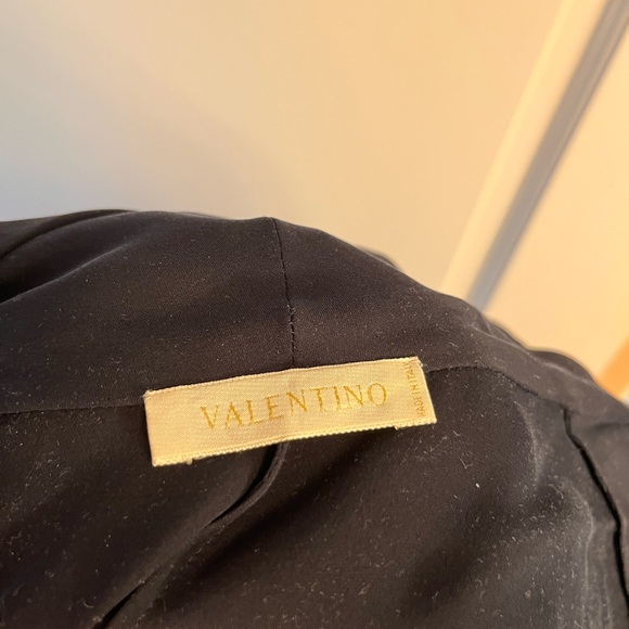 Authentic VALENTINO long blouse with a bow . Slit on each side .size 8 Silk - Picture 2 of 4